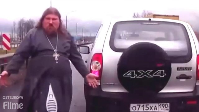 Kleiner Autounfall mit einem Priester auf Autobahn