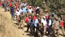 Türk Bayraklarıyla Gomane Dağı'na Tırmanıp Zirvede Halay Çektiler