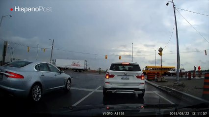 Mientras esperaba que el semáforo cambiara fue testigo de un aparatoso accidente