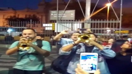 Lulaço com o trompetista na Central do Brasil no Rio