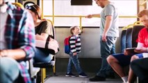 Fahrer bekommt seltsames Gefühl über Jungen im Bus. Dann schaut er auf seine Füße und sieht es!