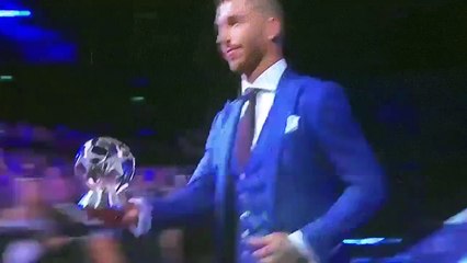 فيديو: رد محمد صلاح على تحية راموس له في حفل الأفضل بأوروبا