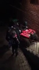 Ces filles tentent de monter les escaliers en quad... Raté
