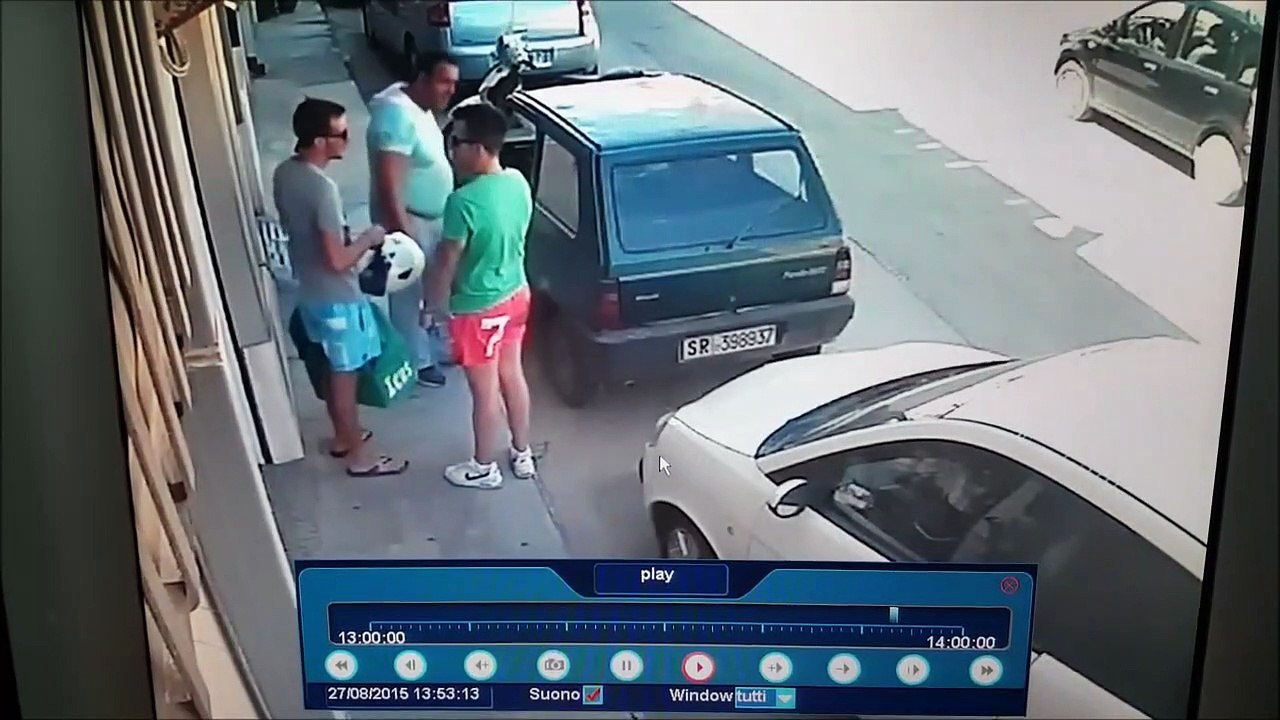 Ce gars costaud sort sa voiture de sa place de parking en mode viking