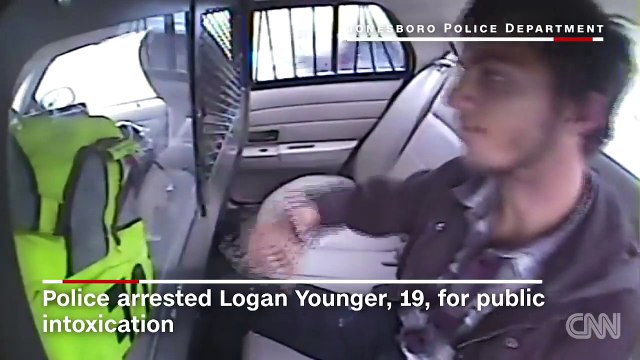 Un prisonnier tente de s'échapper d'une voiture de police mais ça ne se passe pas comme prévu