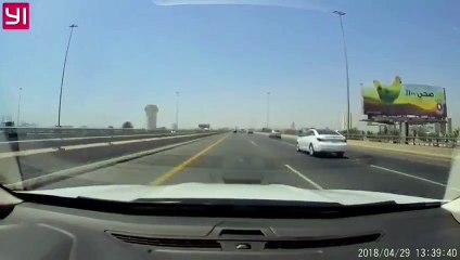 فيديو: لحظة اصطدام سيارتين في السعودية بسبب هاتف