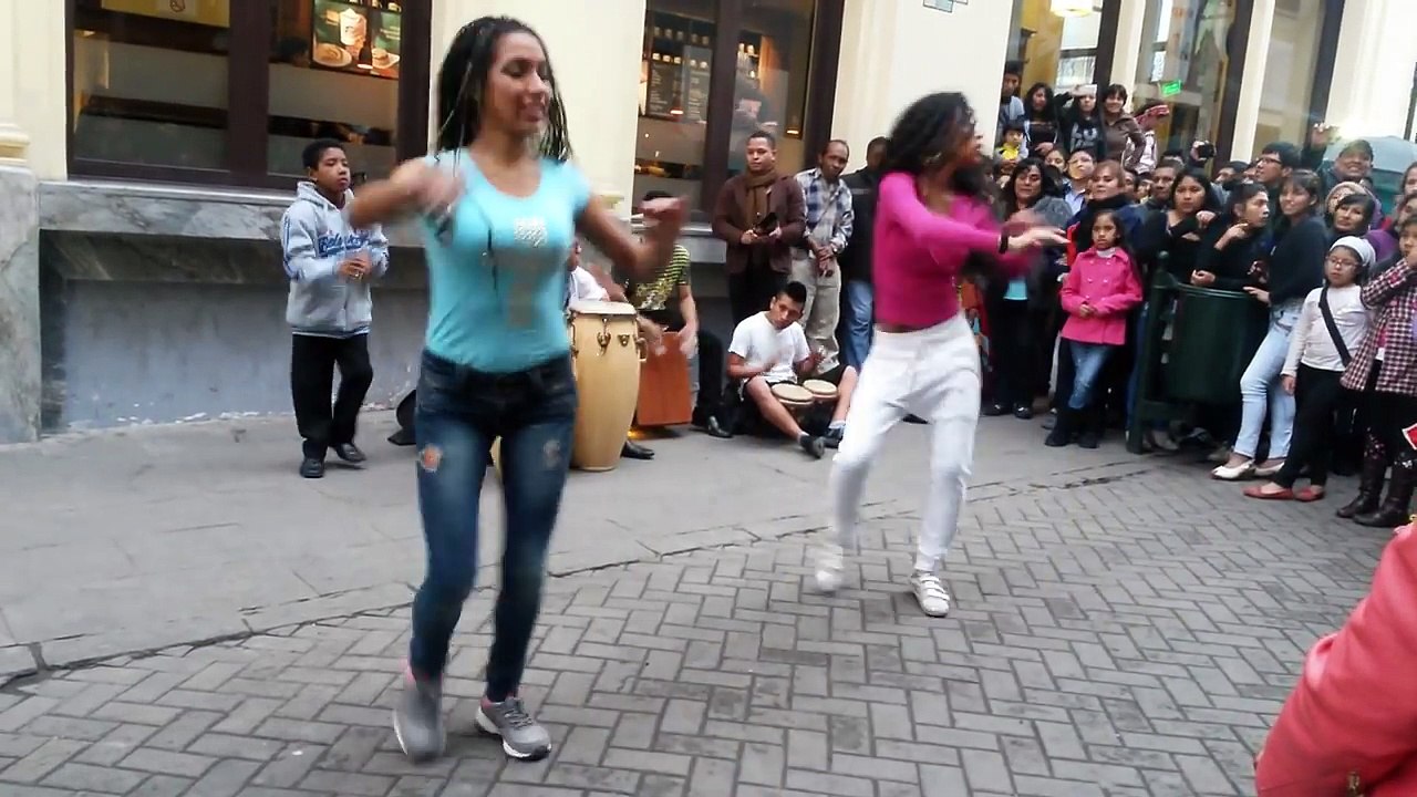 Bailan festejo en el centro de lima para ganarse la vida