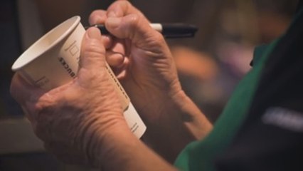 Adultos mayores mexicanos regresan al mundo laboral de la mano de Starbucks (C)
