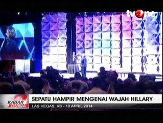 Hillary Clinton Pernah Dilempar Sepatu Saat Pidato