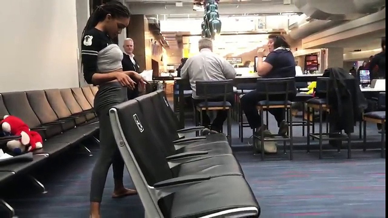 Uçağı Beklerken Sıkılan Kadından Havalimanında Muazzam Bir Limbo Gösterisi