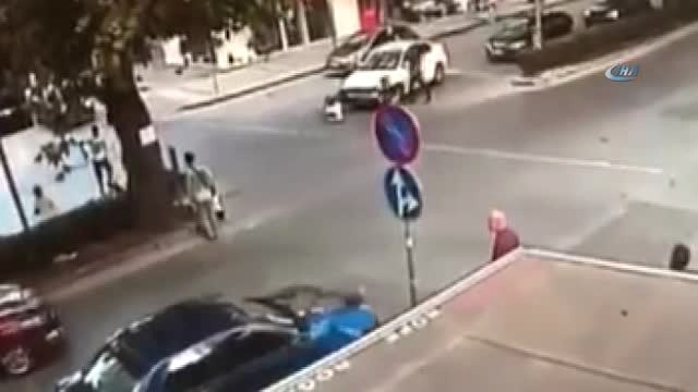Motosiklet Kazasında Yayanın Ölümden Kıl Payı Kurtulduğu Anlar Kamerada