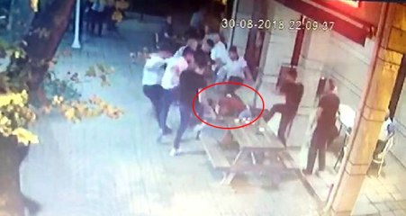 6 Kişilik Grup, Husumetli Oldukları Kişiyi Cami Avlusunda Dövüp Bıçakladı