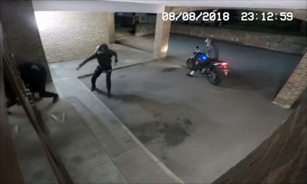 Londres un cambrioleur mis KO par son complice