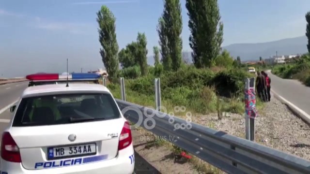 Ora News - Mamurras, makina del nga rruga, plagosen 3 gra