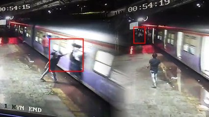 प्लैटफॉर्म पर चलती ट्रेन में छीन लिया मोबाइल, बचाने के लिए कूदा यात्री की मौत, वीडियो