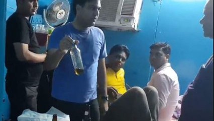 Delhi में Night Shelter बना Alcohol का अड्डा, AAP MLA Gulab Singh ने मारा छापा । वनइंडिया हिंदी