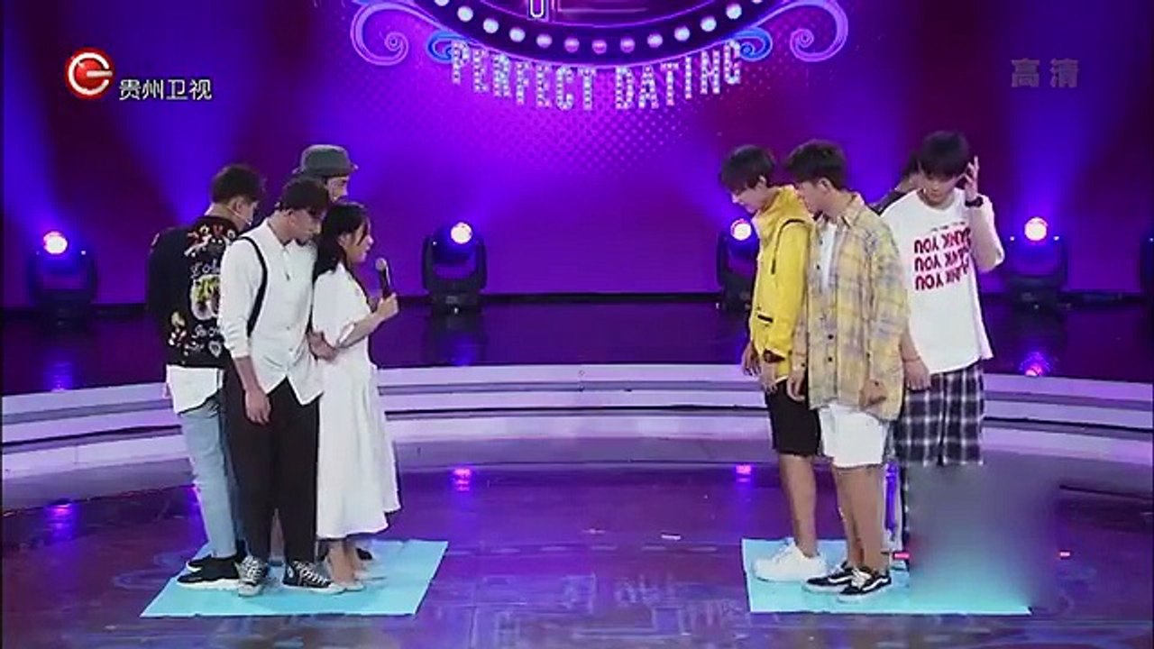 《非常完美》这样玩游戏男嘉宾太“幸福”，背着女孩互动小鹿乱撞