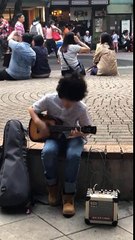 Un enfant joue Glassical Gas au ukulélé