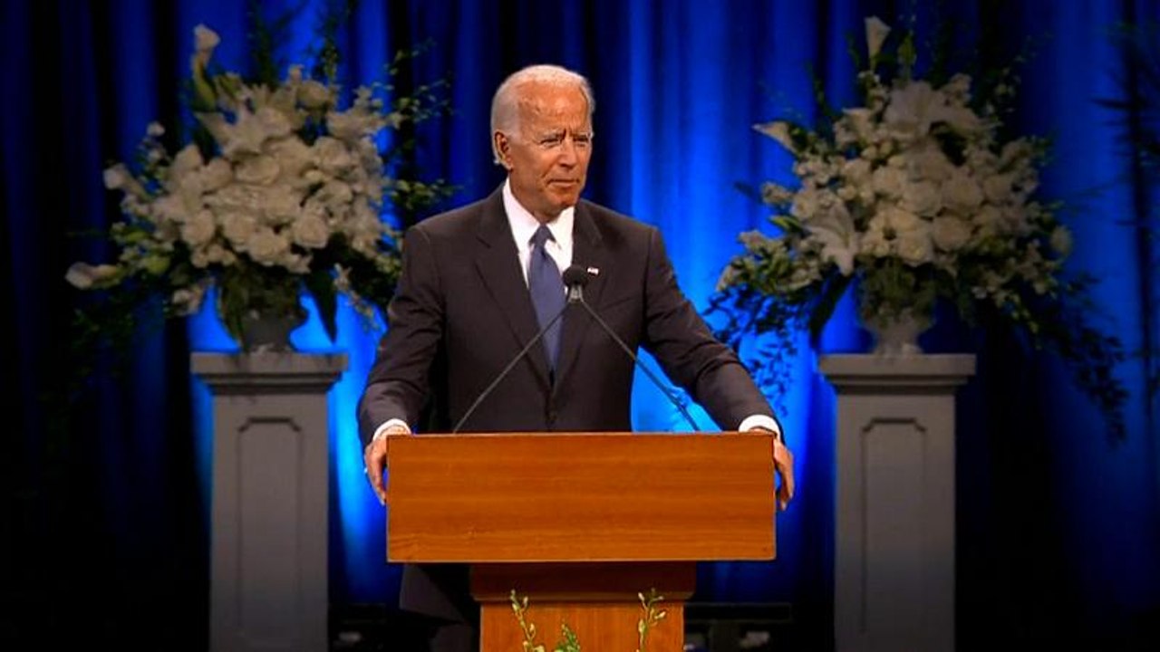 Joe Biden würdigt John McCain
