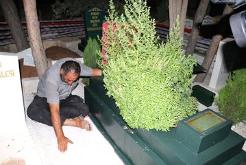 Oğlunun Ölümüne Dayanamayan Acılı Baba, Mezarı Başında Yatıyor