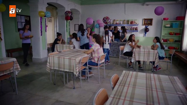 Meral’e hoş geldin partisi! - Kırgın Çiçekler 55.Bölüm