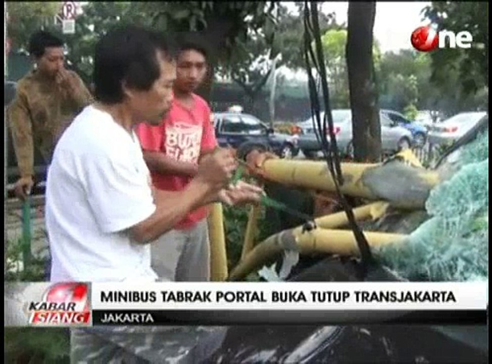 Terobos Jalur Busway, Mobil APV Tabrak Portal
