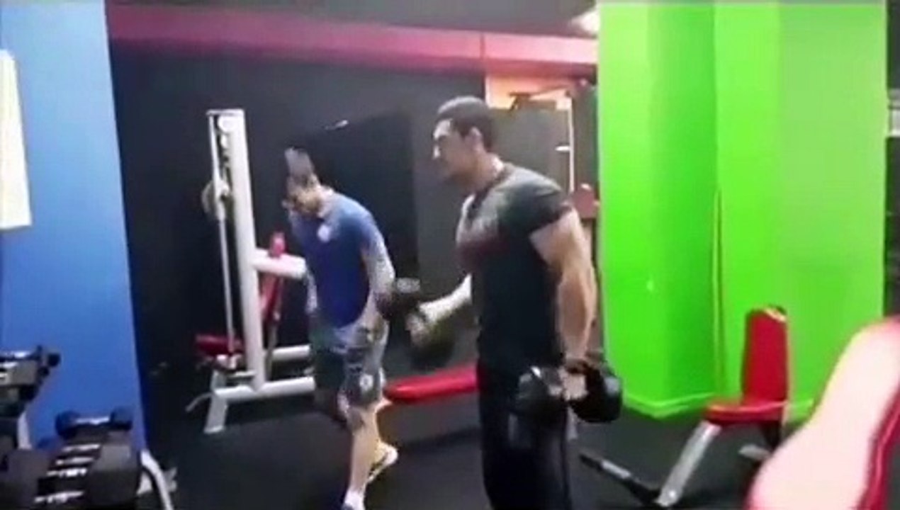 Il fait de la musculation avec les bras à l'envers... Bizarre