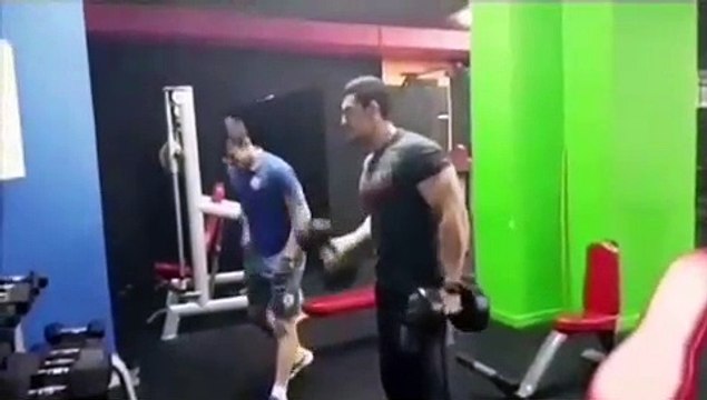 Il fait de la musculation avec les bras à l'envers... Bizarre