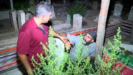Oğlunun Ölümüne Dayanamayan Baba Mezarı Başında Yatıyor