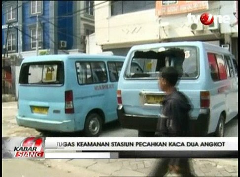 Tak Mau Ditertibkan, Petugas Stasiun Pecah Kaca Dua Angkot