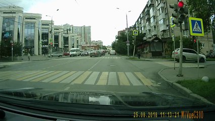 Un Audi Q7 réalise un long saut sur une intersection et frôle le drame