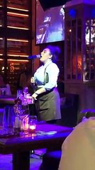 Muhteşem bir ses ve bir garson