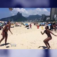 Sahilde top oynayan kızlar