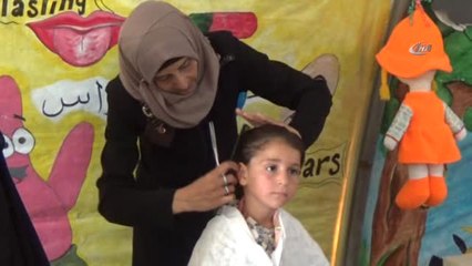 Suriye'de Savaşta Annelerini Kaybeden Çocukların Saçlarına İlk Kez Örgü Yapıldı