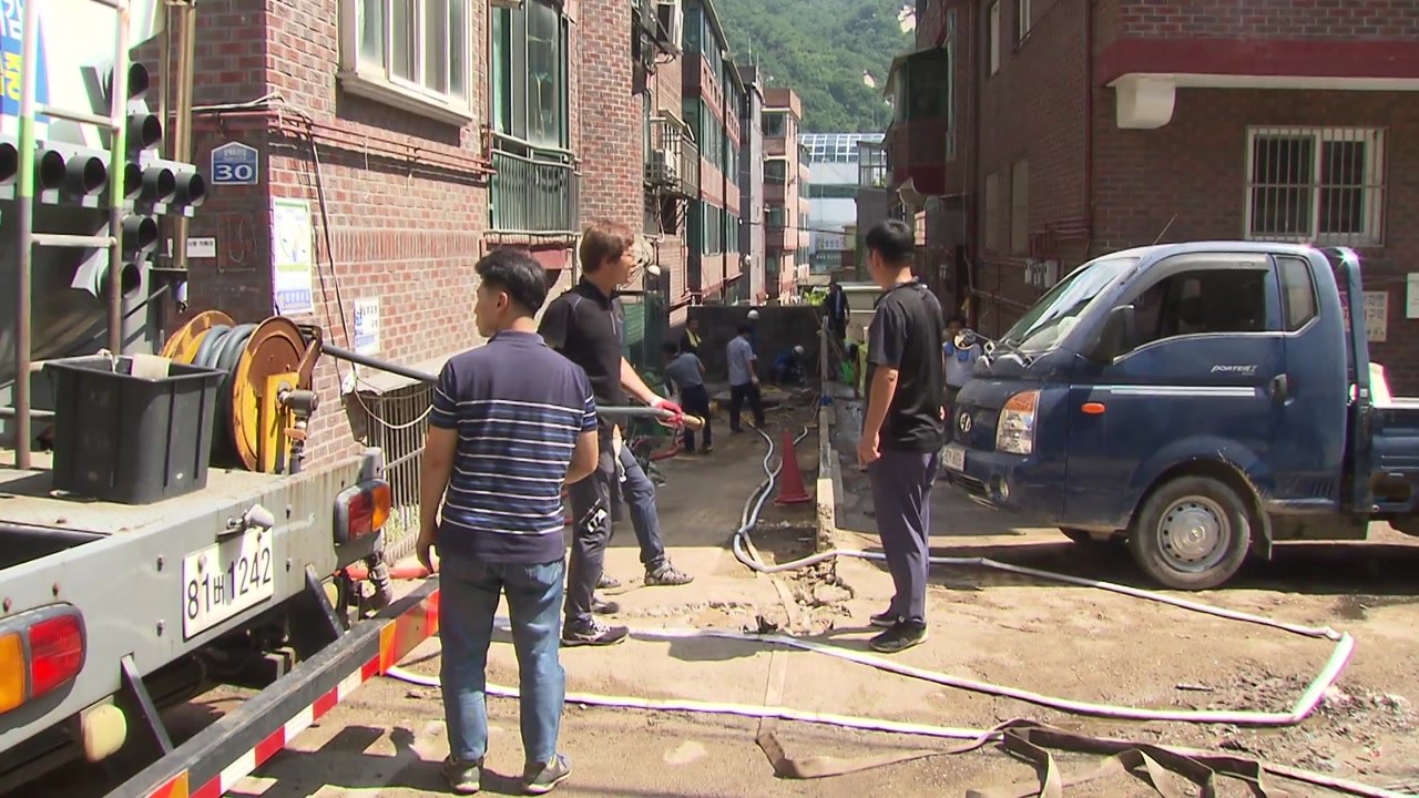 "건질 게 없어요"...폭우 피해 주민들 복구 안간힘 / YTN