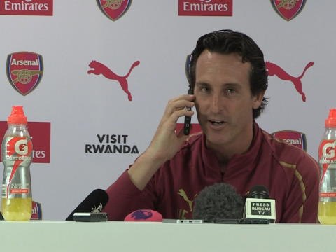 Unai Emery interrupts press conference to answer journalist's phone