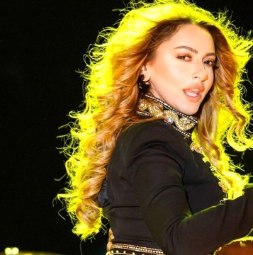 Hadise, Makyajsız Halini Eleştirenlere Kırmızı Elbisesi ve Verdiği Cesur Pozlarla Cevap verdi