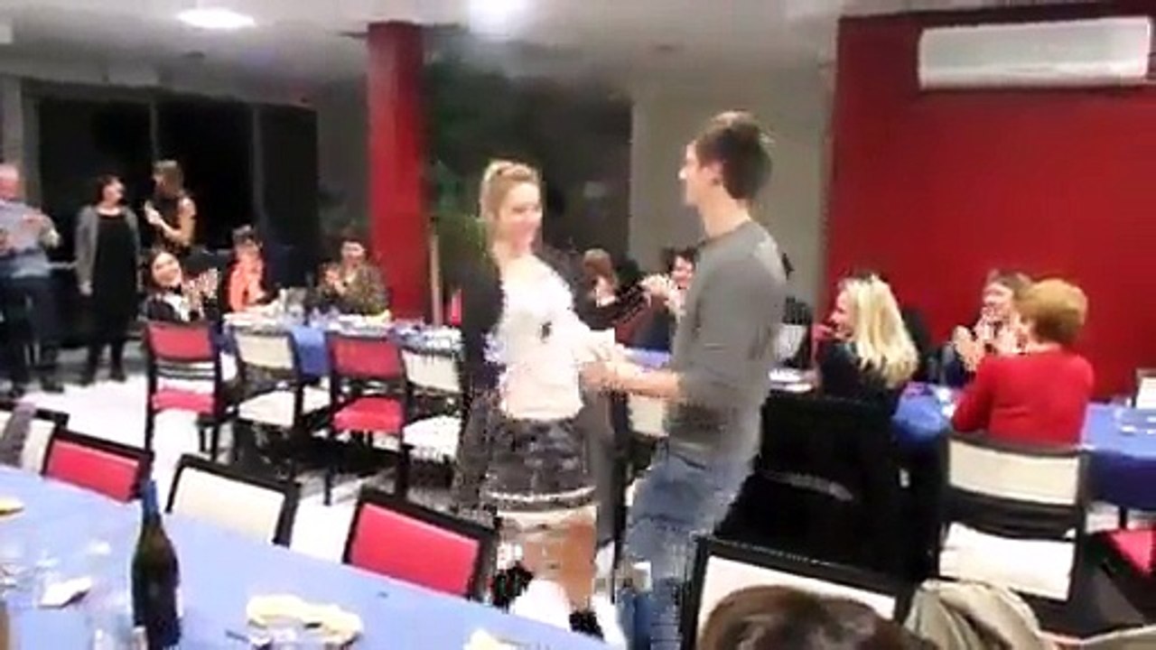 Elle perd sa jupe en dansant devant tout le monde