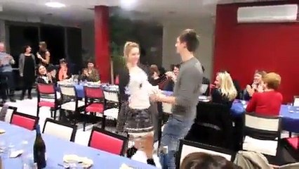 Elle perd sa jupe en dansant devant tout le monde