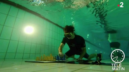 Une partie d'échecs sous l'eau - ZAPPING ACTU HEBDO DU 01/09/2018
