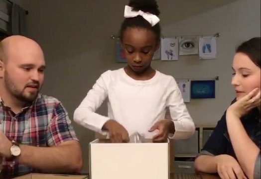 Une petite fille apprend qu'elle va être adoptée le jour de son anniversaire !