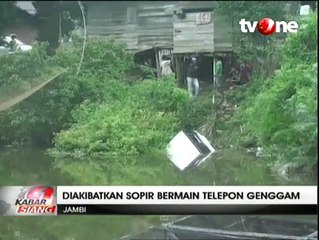 Sopir Asyik Bermain HP, Mobil Travel Terjun ke Sungai