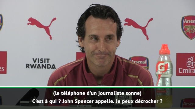 Football - Unai Emery décroche le téléphone d'un journaliste en pleine conférence de presse