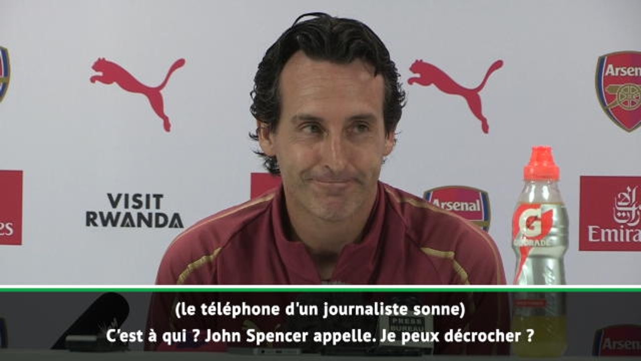 Football - Unai Emery décroche le téléphone d'un journaliste en pleine conférence de presse
