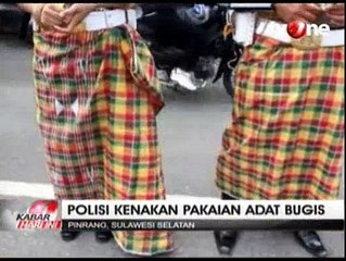 Polisi Pinrang Kenakan Busana Tradisional Bugis di Jalanan