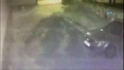 Böyle Hırsızlık Görülmedi... Birbirlerinin Sırtına Binerek Balkonlara Çıkan Hırsızlar Çarşafla İndi