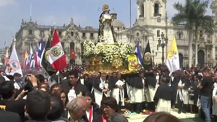 شاهد: الآلاف من الحجاج يطوفون بتمثال قديسة بيرو الوطنية