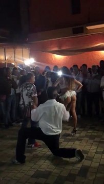 Un homme danse avec une femme sexy (Sicile)