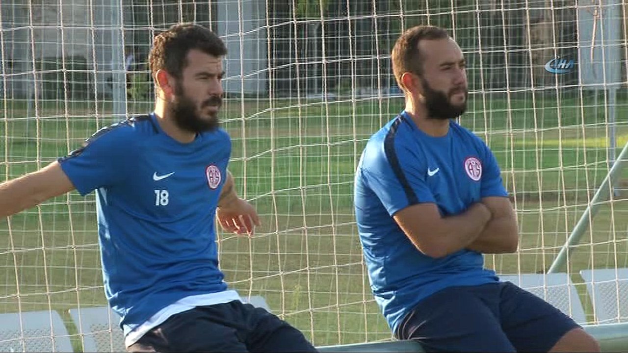 Antalyaspor'da yeniden başkan olan Öztürk, antrenmanı izledi