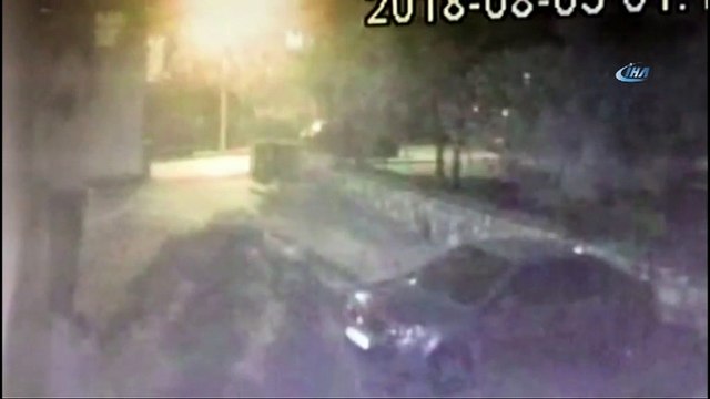 Böyle hırsızlık görülmedi... Birbirlerinin sırtına binerek balkonlara çıkan hırsızlar çarşafla indi